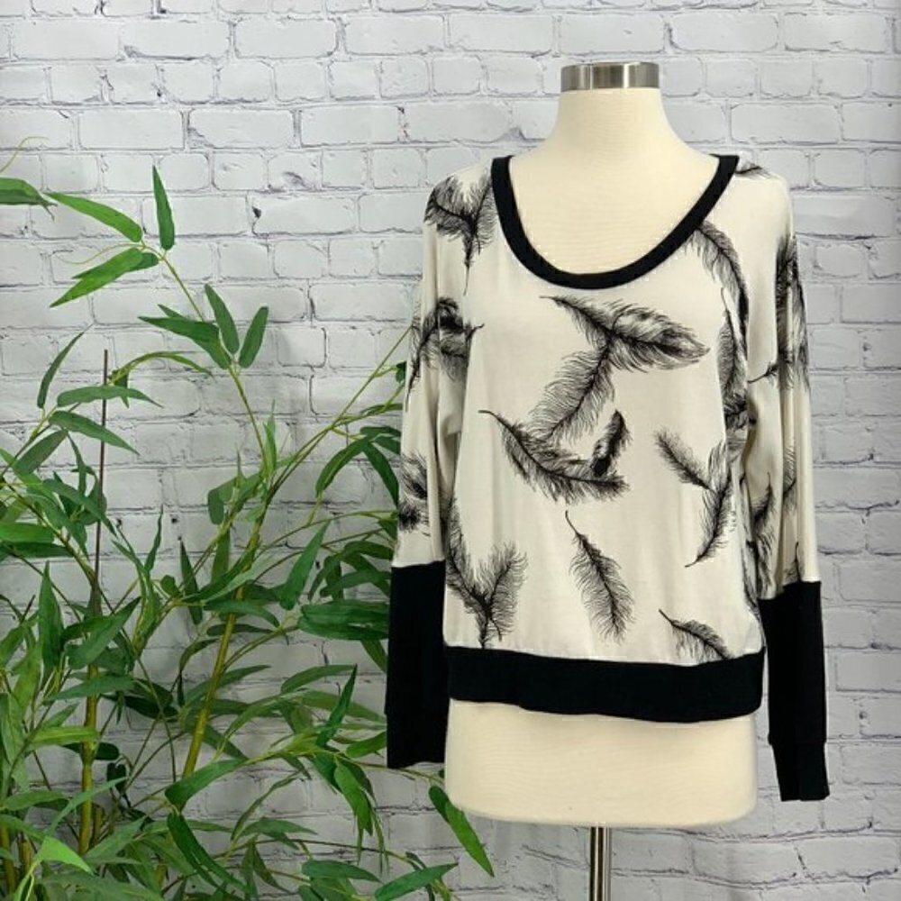 🎉Andrea Jovine White w/ Black Feathers Sweater - Picture 5 of 5